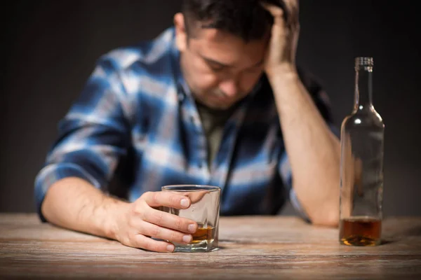 ガラスの夜にウイスキーを飲むとアルコール依存症 — ストック写真
