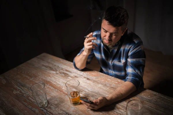 Ember-a cellphone, alkoholfogyasztás és a dohányzás — Stock Fotó