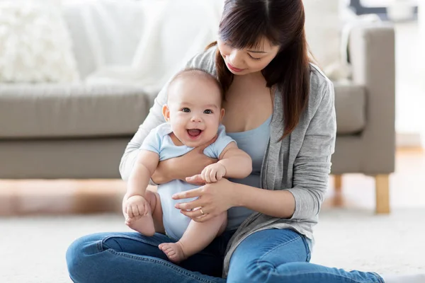 Feliz joven madre con pequeño bebé en casa —  Fotos de Stock