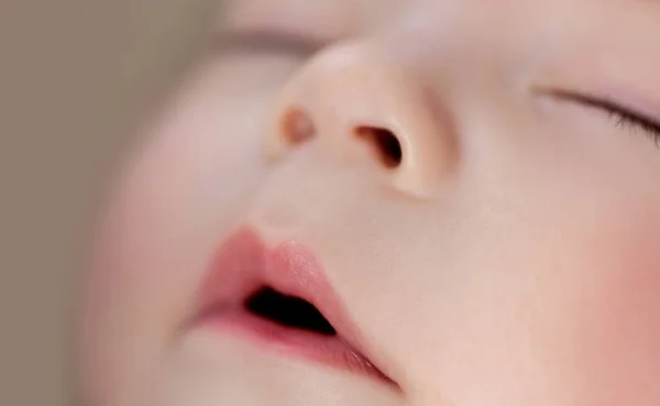 Detailní záběr na spaní asijské baby boy tvář — Stock fotografie