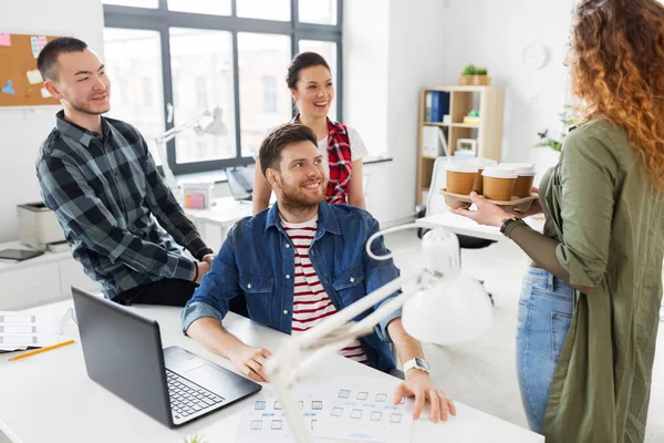 Lyckliga kreativa team med kaffe på kontoret — Stockfoto