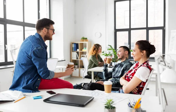 Equipo creativo bebiendo café en la oficina — Foto de Stock