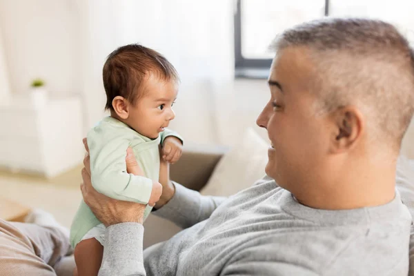 Feliz padre con pequeño niño en casa — Foto de Stock