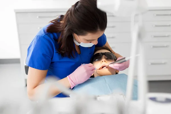 Dentist checking for kid teeth at dental clinic — Stock Photo, Image