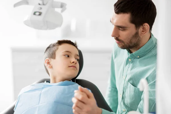 Diş kliniğinde destekleyici oğlun babası — Stok fotoğraf