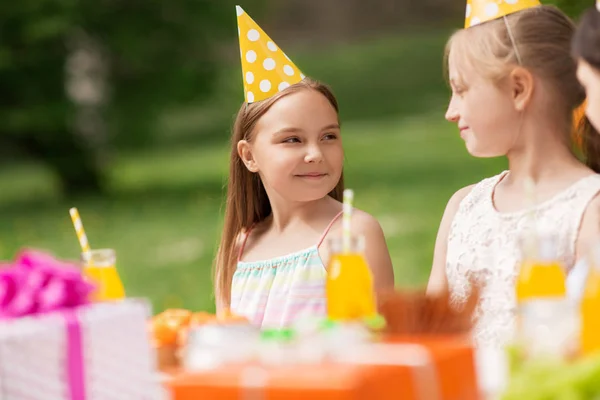 Glada tjejer på födelsedagsfest på sommarträdgård — Stockfoto