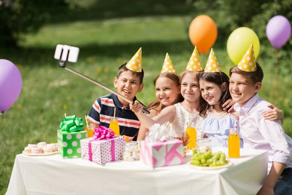 Boldog gyerekek vesz selfie, a születésnapi party — Stock Fotó