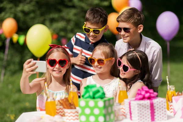 Szczęśliwy kids biorąc selfie na urodziny — Zdjęcie stockowe