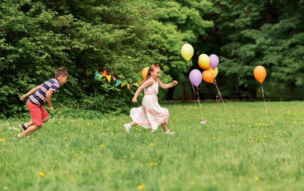 Niños felices jugando etiqueta juego en la fiesta de cumpleaños — Foto de Stock