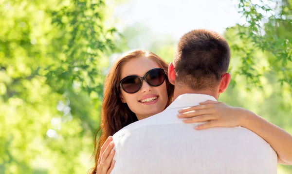 Abraço de casal feliz — Fotografia de Stock