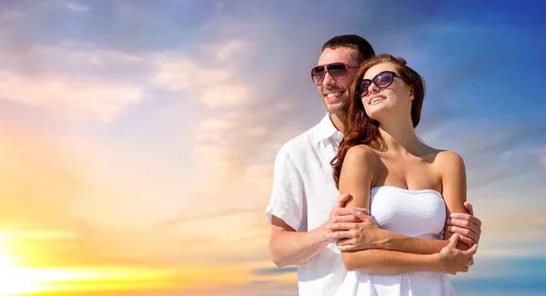 Feliz sonriente pareja en gafas de sol —  Fotos de Stock