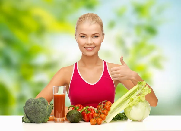 Mujer con verduras y jugo mostrando los pulgares hacia arriba Imágenes De Stock Sin Royalties Gratis