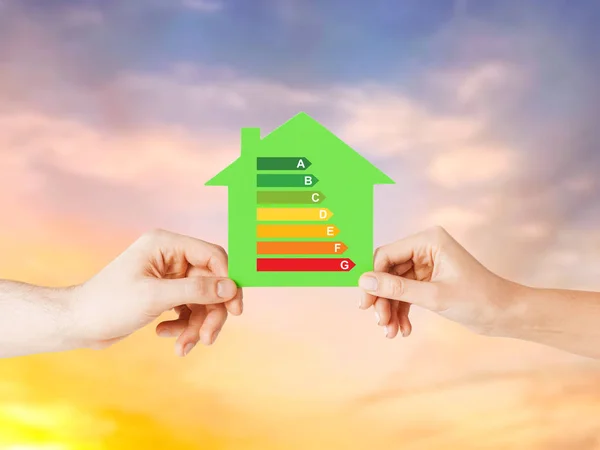 Mãos segurando casa de papel verde Imagem De Stock