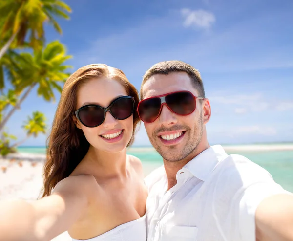 Viagem Turismo Conceito Férias Verão Casal Sorrindo Usando Óculos Sol — Fotografia de Stock