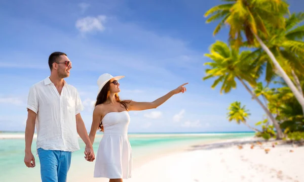 Casal feliz em férias sobre praia tropical — Fotografia de Stock