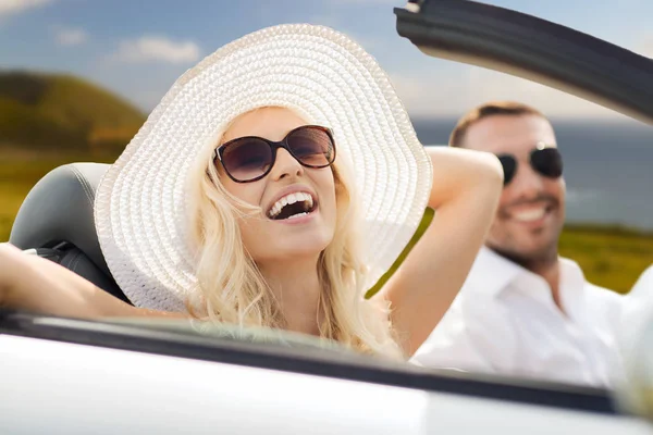 Pareja conduciendo en coche descapotable sobre grande sur —  Fotos de Stock