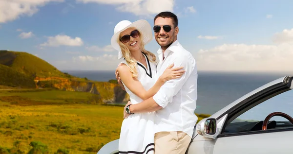 Happy couple hugging near convertible car — Stock Photo, Image