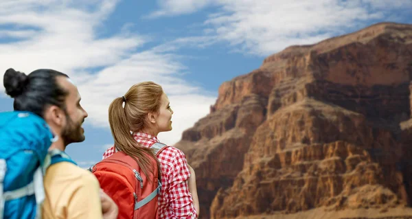Par med ryggsäckar över grand canyon — Stockfoto