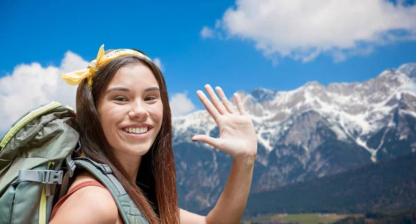 Usmívající se žena s batohem přes Alpy hory — Stock fotografie