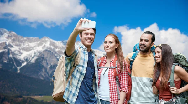 Freunde mit Rucksack machen Selfie mit dem Smartphone — Stockfoto