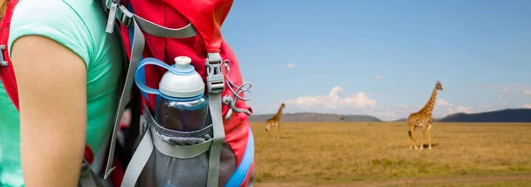 Primer plano de la mujer con botella de agua en la mochila — Foto de Stock