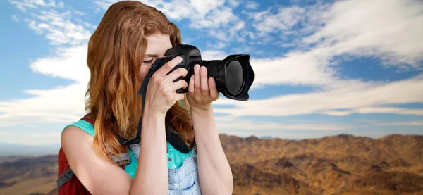 妇女用背包和照相机在山之上 — 图库照片