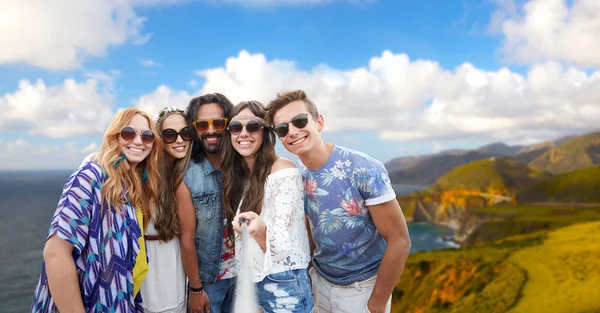 Hippie friends taking picture by selfie stick — Stock Photo, Image