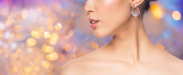 Nahaufnahme des schönen Frauengesichts mit Ohrring — Stockfoto