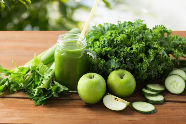 Mason jar with green juice and vegetables — Stock Photo, Image