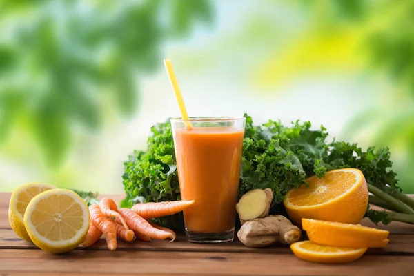 Vaso de jugo de zanahoria, frutas y verduras —  Fotos de Stock