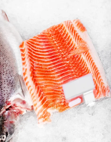 Филе лосося на льду в продуктовом — стоковое фото