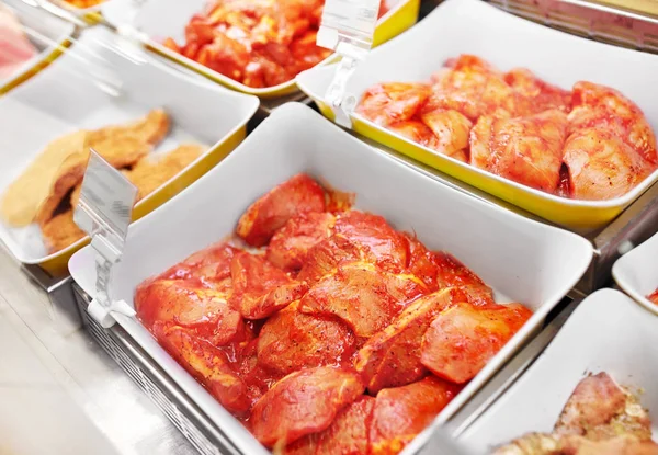 Marynowane mięso miski na stoisku spożywczym — Zdjęcie stockowe