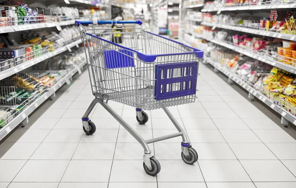 Töm shopping cart eller vagn på stormarknad — Stockfoto