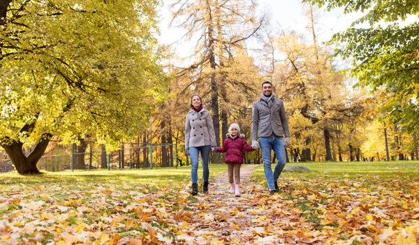 Familia feliz caminando en el parque de otoño — Foto de Stock