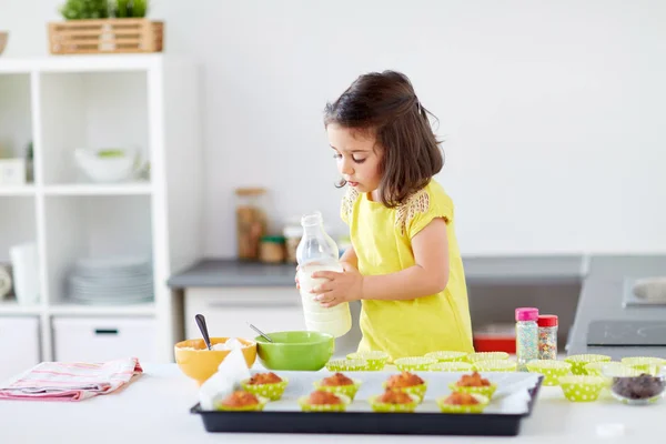 Niña hornear magdalenas en casa — Foto de Stock