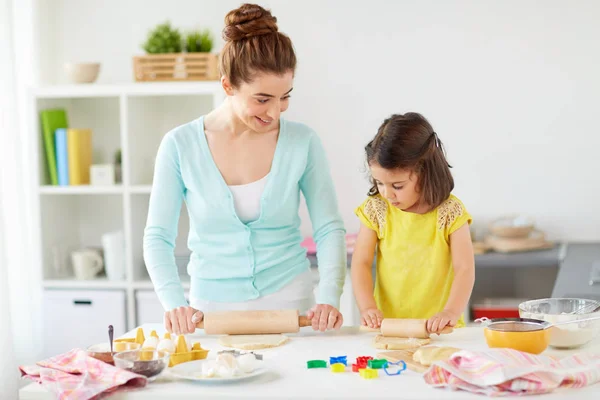 Glückliche Mutter und Tochter backen Plätzchen zu Hause — Stockfoto