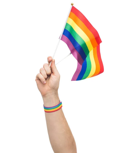 Mano con orgullo gay arco iris banderas y pulsera — Foto de Stock