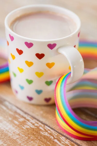 Taza con patrón de corazón y cinta de conciencia gay — Foto de Stock