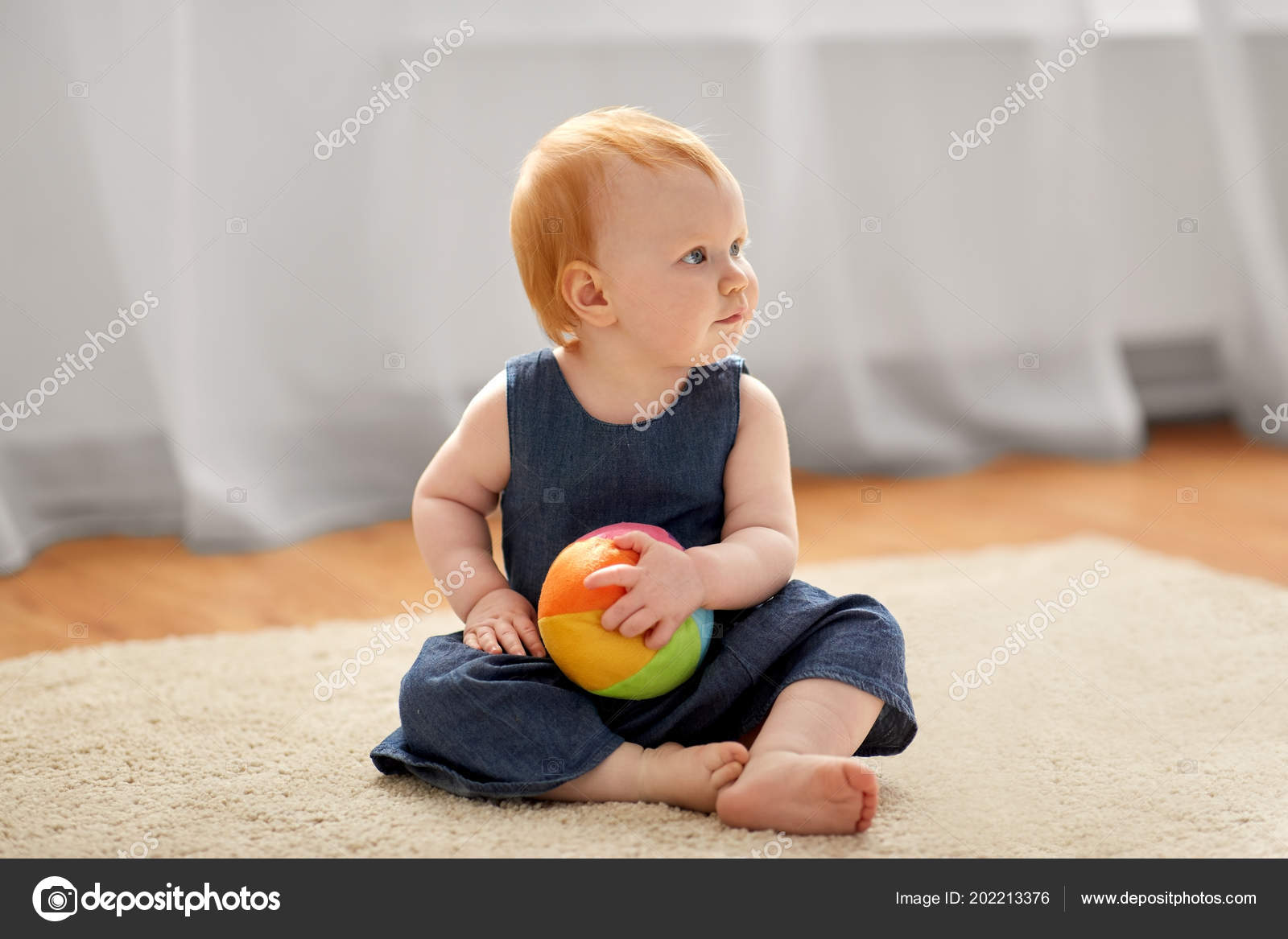 Belle Rousse Bebe Fille Avec Boule Jouet A La Maison Image Libre De Droit Par Syda Productions C