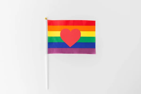 白い背景の上の虹色の旗に赤いハート — ストック写真