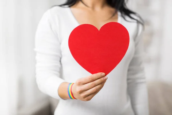 Mujer con gay conciencia pulsera celebración corazón — Foto de Stock