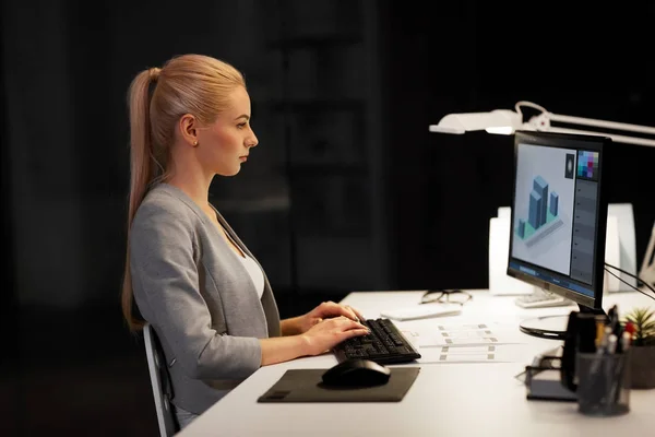 Designer mit Computer im Büro — Stockfoto