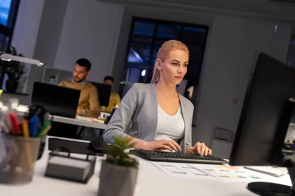 Diseñador que trabaja en la computadora en la oficina de noche — Foto de Stock