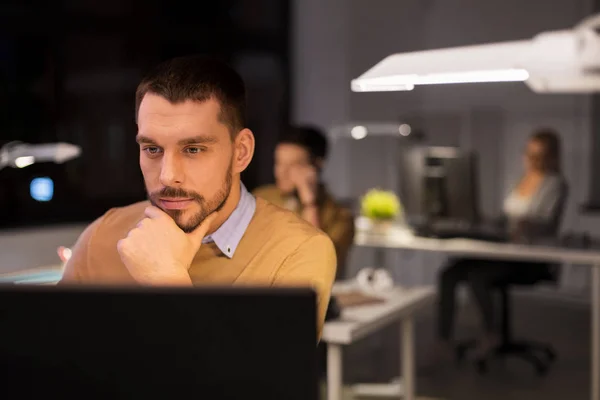 Man with computer working late at night office — Stock Photo, Image