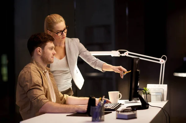 Geschäftsteam mit Computer arbeitet spät im Büro — Stockfoto