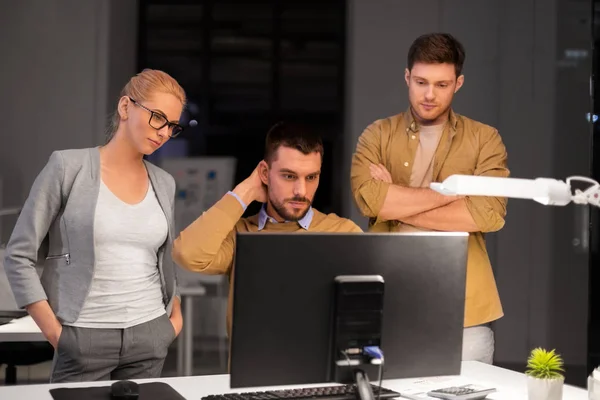 Équipe d'affaires avec ordinateur travaillant tard au bureau — Photo