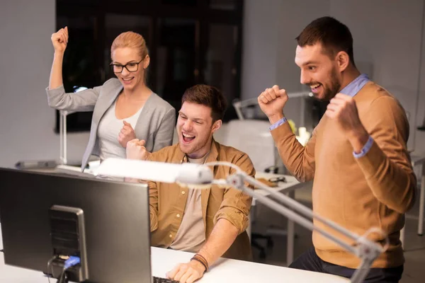 Geschäftsteam feiert Erfolg im Nachtbüro — Stockfoto