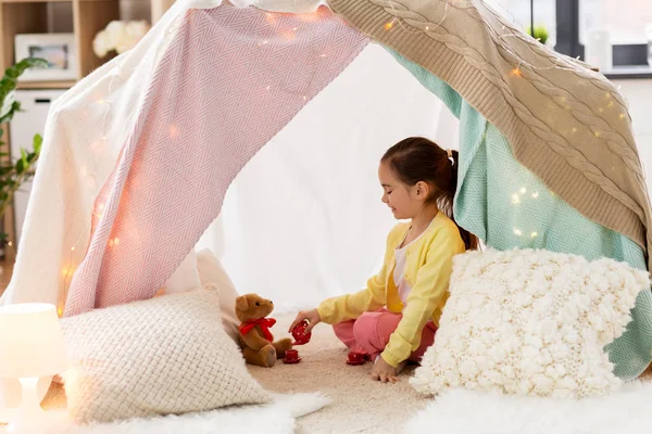 Kleines Mädchen spielt Tee-Party im Kinderzelt zu Hause — Stockfoto