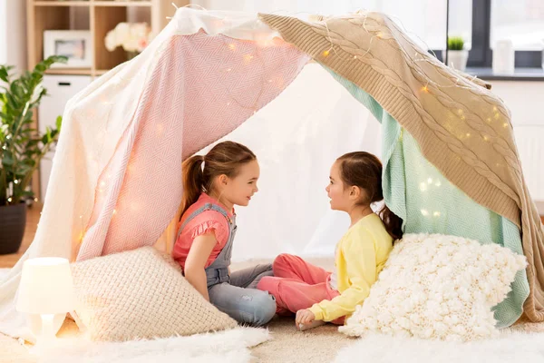 Küçük kızlar evde çocuklar çadırda konuşuyor — Stok fotoğraf