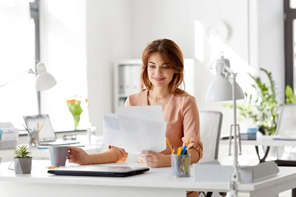 Femme d'affaires avec papiers boissons café au bureau — Photo